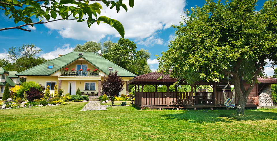 Widok na Dworek Biebrzański, altanę i ogród